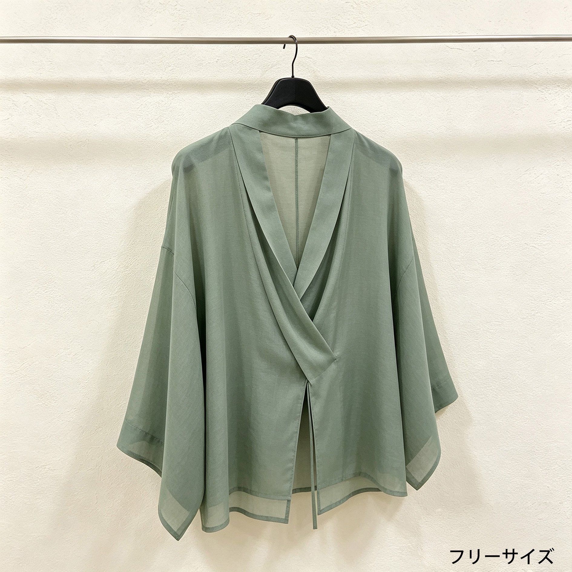 カジュアルコーデに合うグレーカーディガン