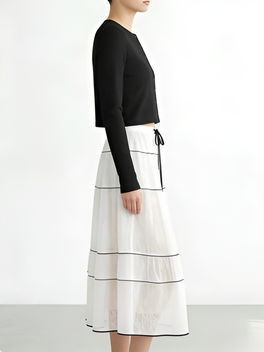 Minimalistisches und raffiniertes farblich abgesetztes Spitzenkleid