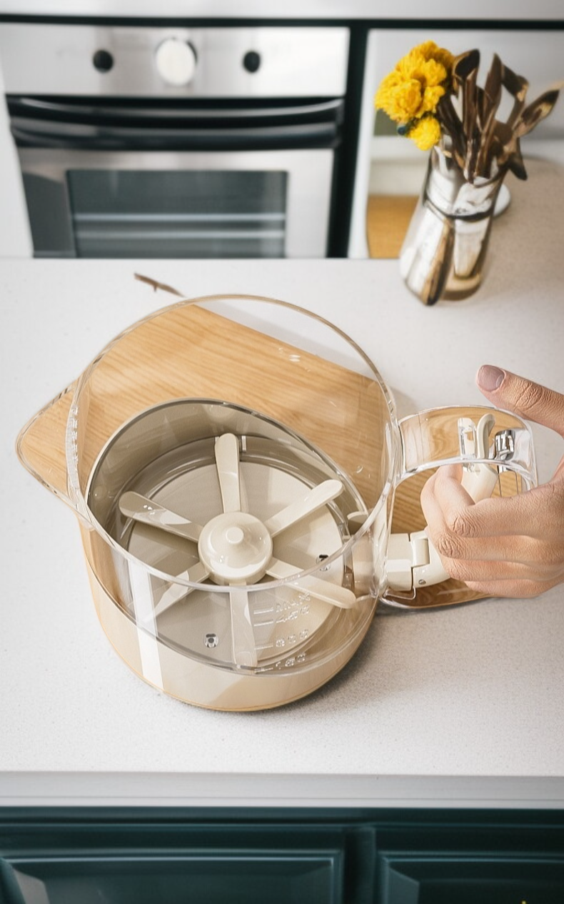 分解可能で洗いやすい泡立て器のパーツ