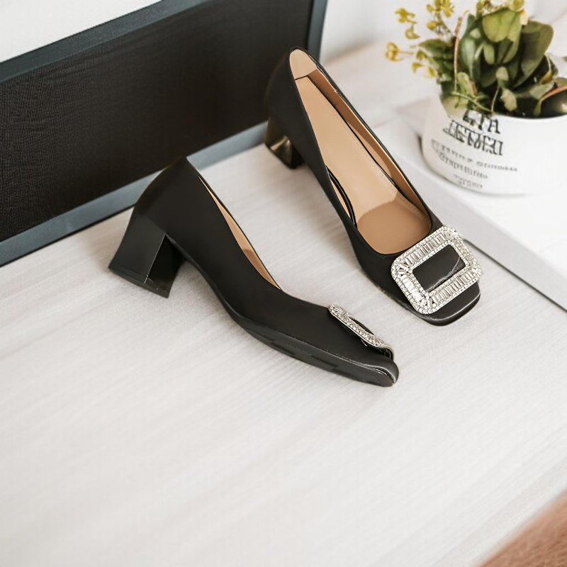 外出用のお揃いのスカートとサンダル、美しいハイヒール、太いヒール、女性用ハイヒール、シープスキンパッドハイヒール、スクエアトゥの無地ハイヒール、サテンのレディースシューズ