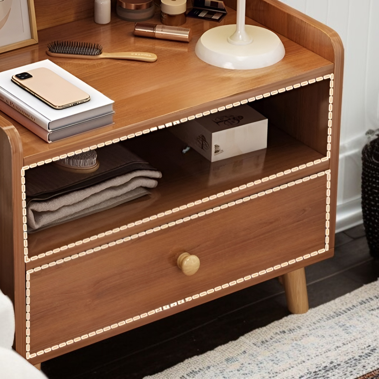 モダンでシンプルな小型ベッドサイドキャビネット