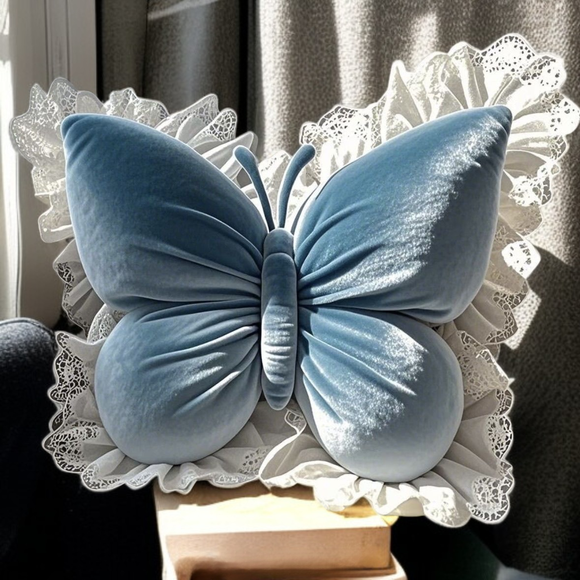 부드러운 촉감의 나비 베개