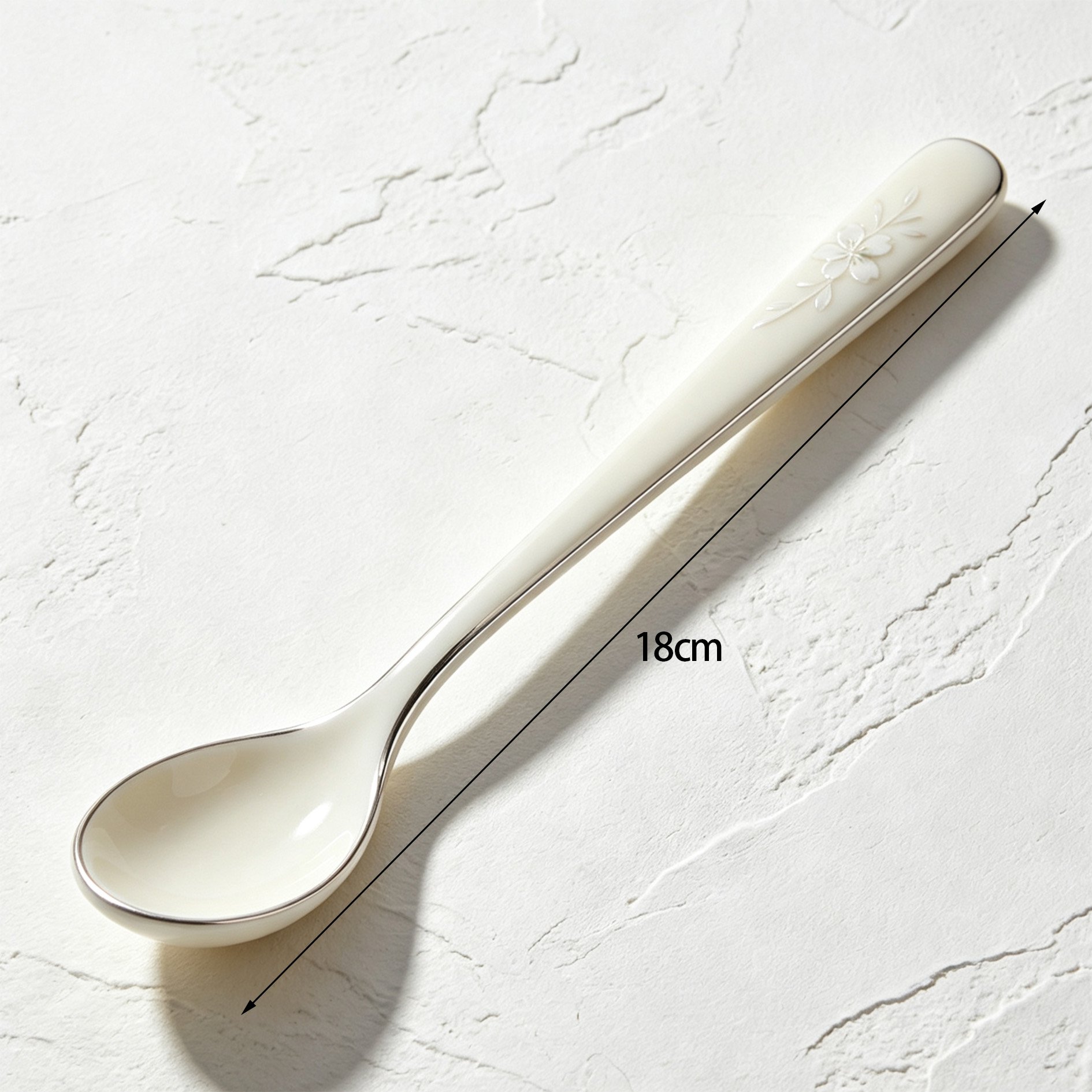 高品質な陶器製スプーンの質感と桜模様