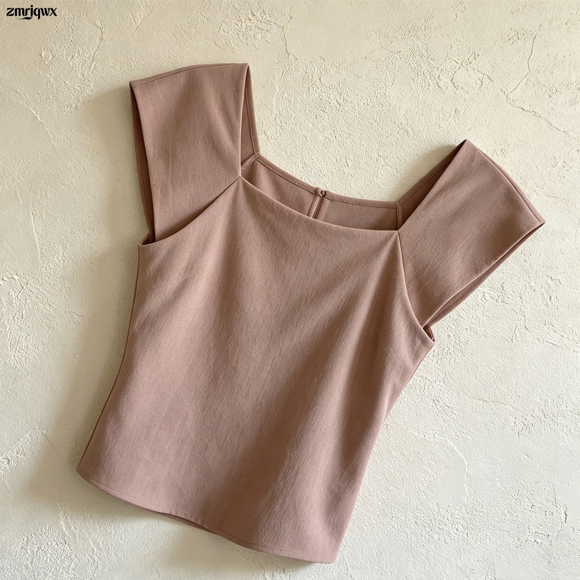 シンプルな白色半袖Tシャツの着用例