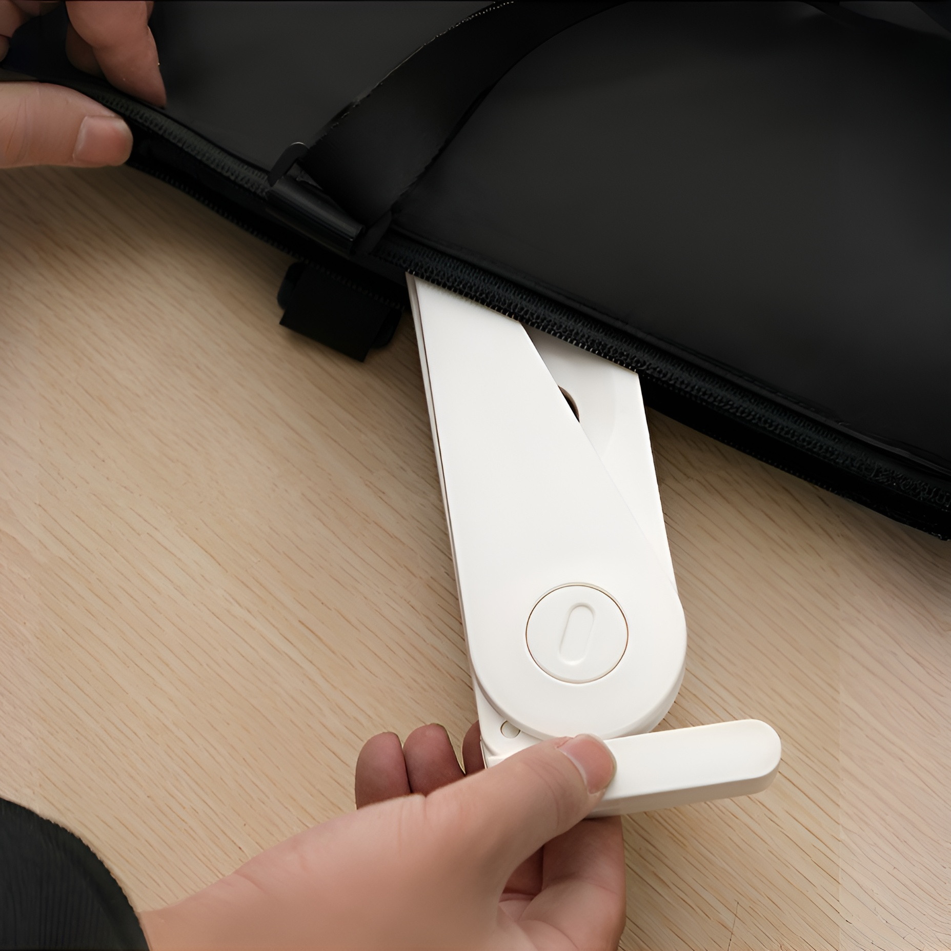 Faltbarer Reise-Kleiderbügel in kompakter Form