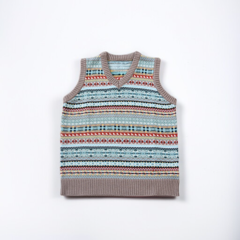 تفاصيل ياقة V في سترة صوفية عصرية