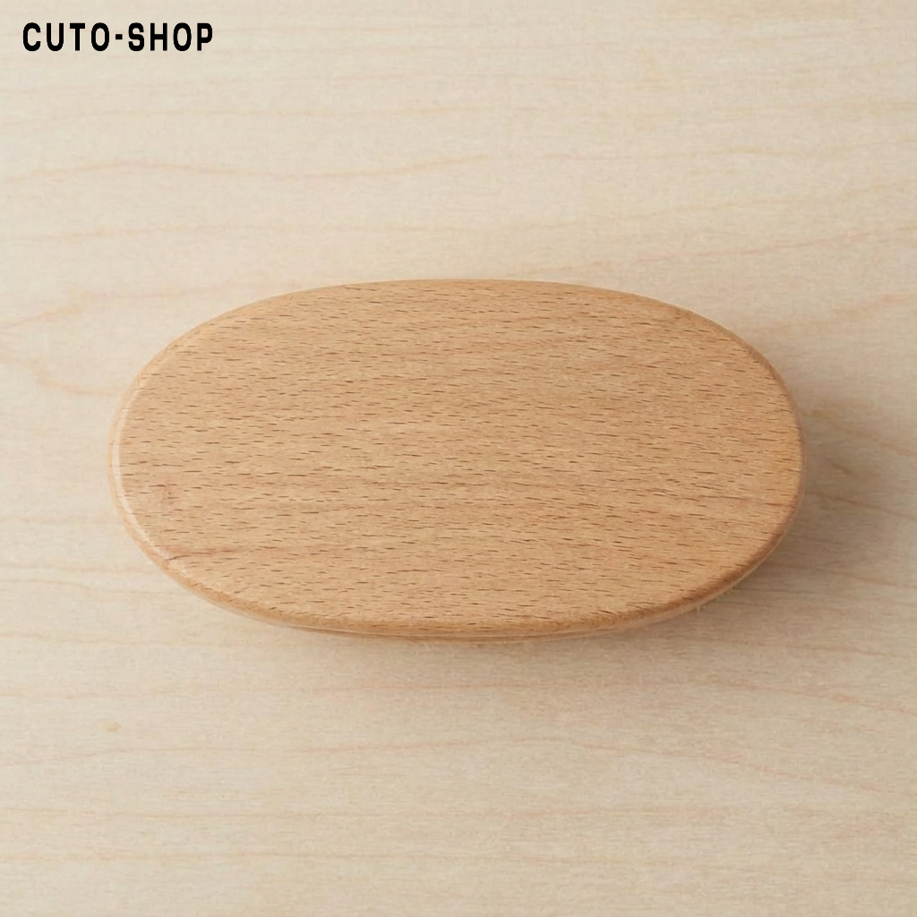 Detalle de cerdas suaves en cepillo de baño de madera