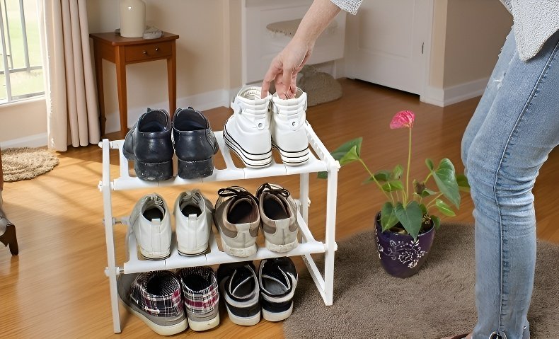 식기와 조리도구가 정리된 싱크대 선반