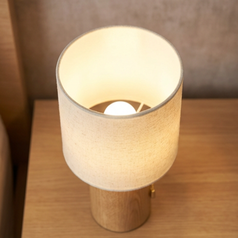 침대 옆에 놓인 따뜻한 컬러 탁상 조명