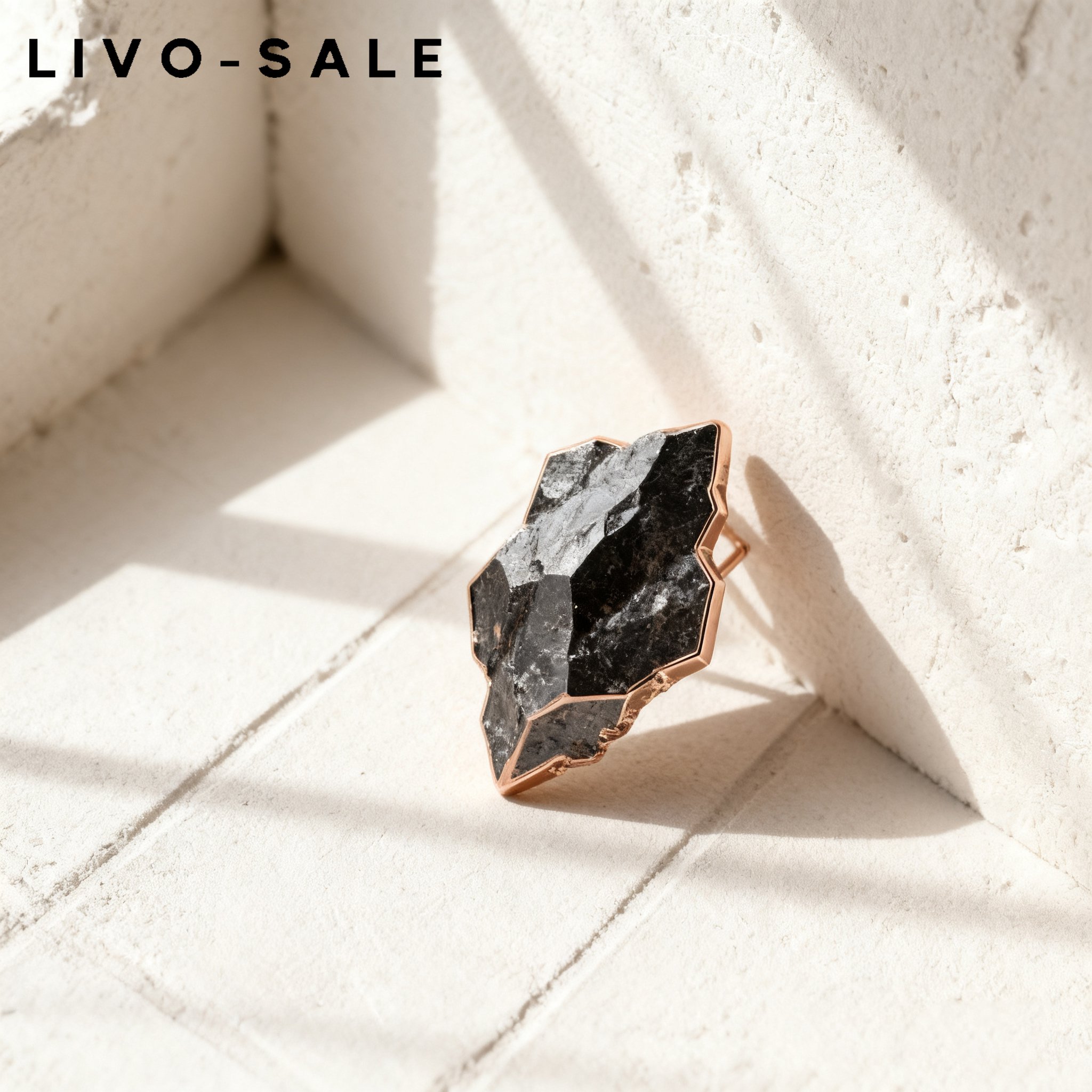 고급스러운 디자인의 빈티지 브로치 클로즈업