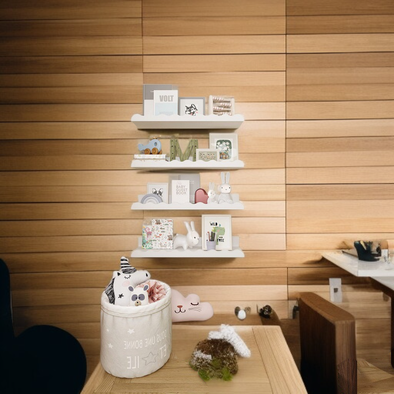 Holz Wandregal mit dekorativen Elementen