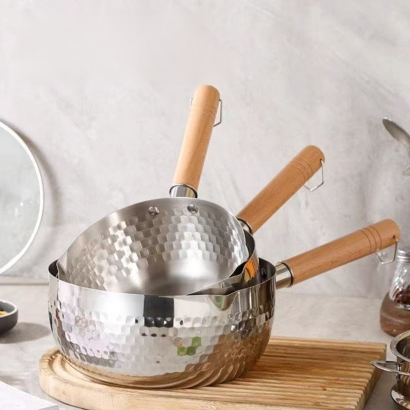 Non-stick saucepan without coating