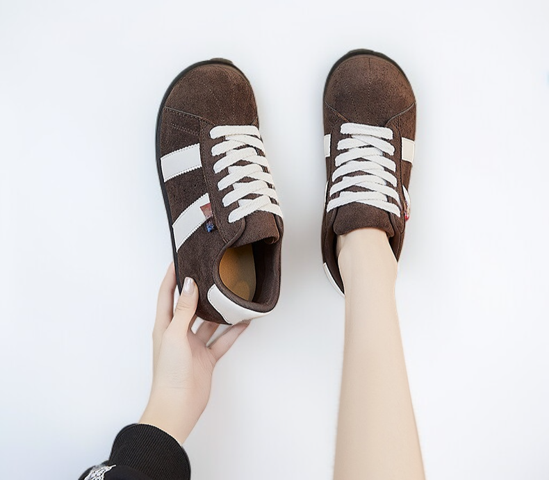 تفاصيل تصميم أحذية كاجوال مستديرة من الأمام