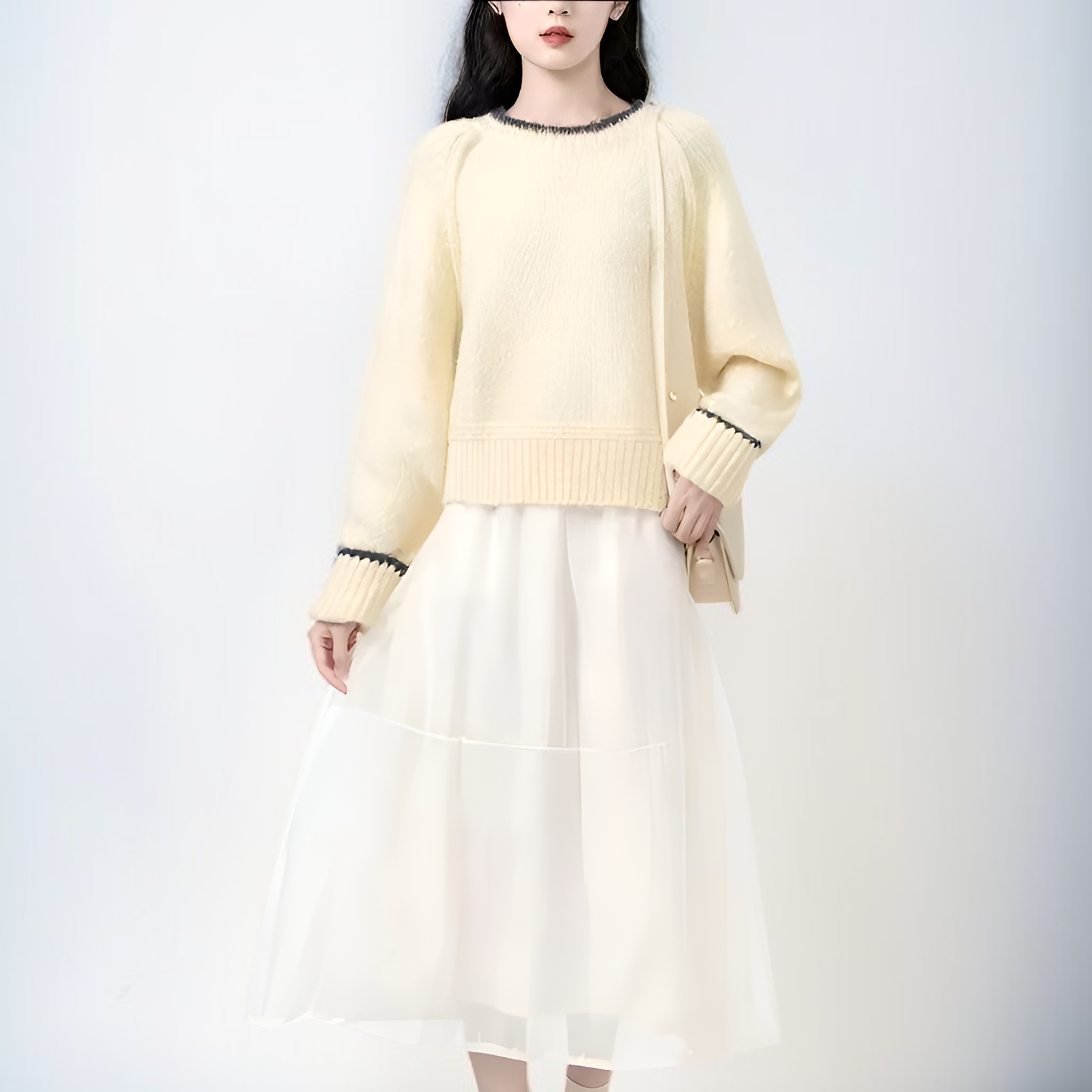 オフィスカジュアルにも使えるクルーネックプルオーバー