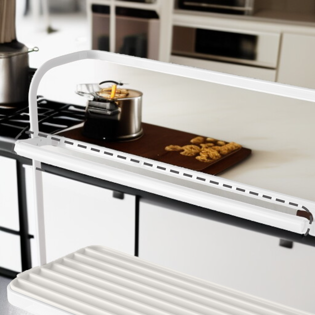 ترتيب الأكواب على رف التخزين