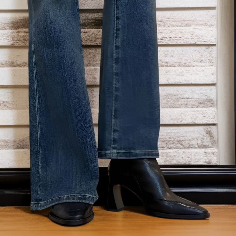 ストレッチ素材で足元を美しく見せるブーツ