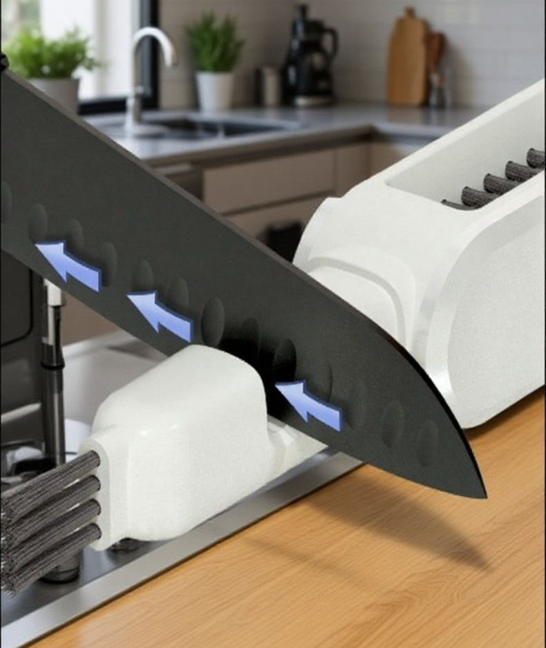 Czyszczenie noża kuchennego za pomocą dwugłowicowej szczotki