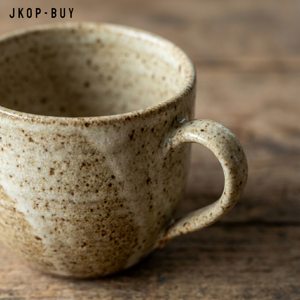 Tasse en céramique faite à la main vue de face