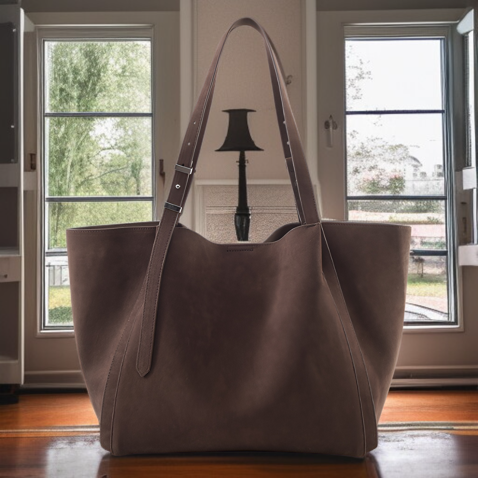 エレガントで多用途なトートバッグ