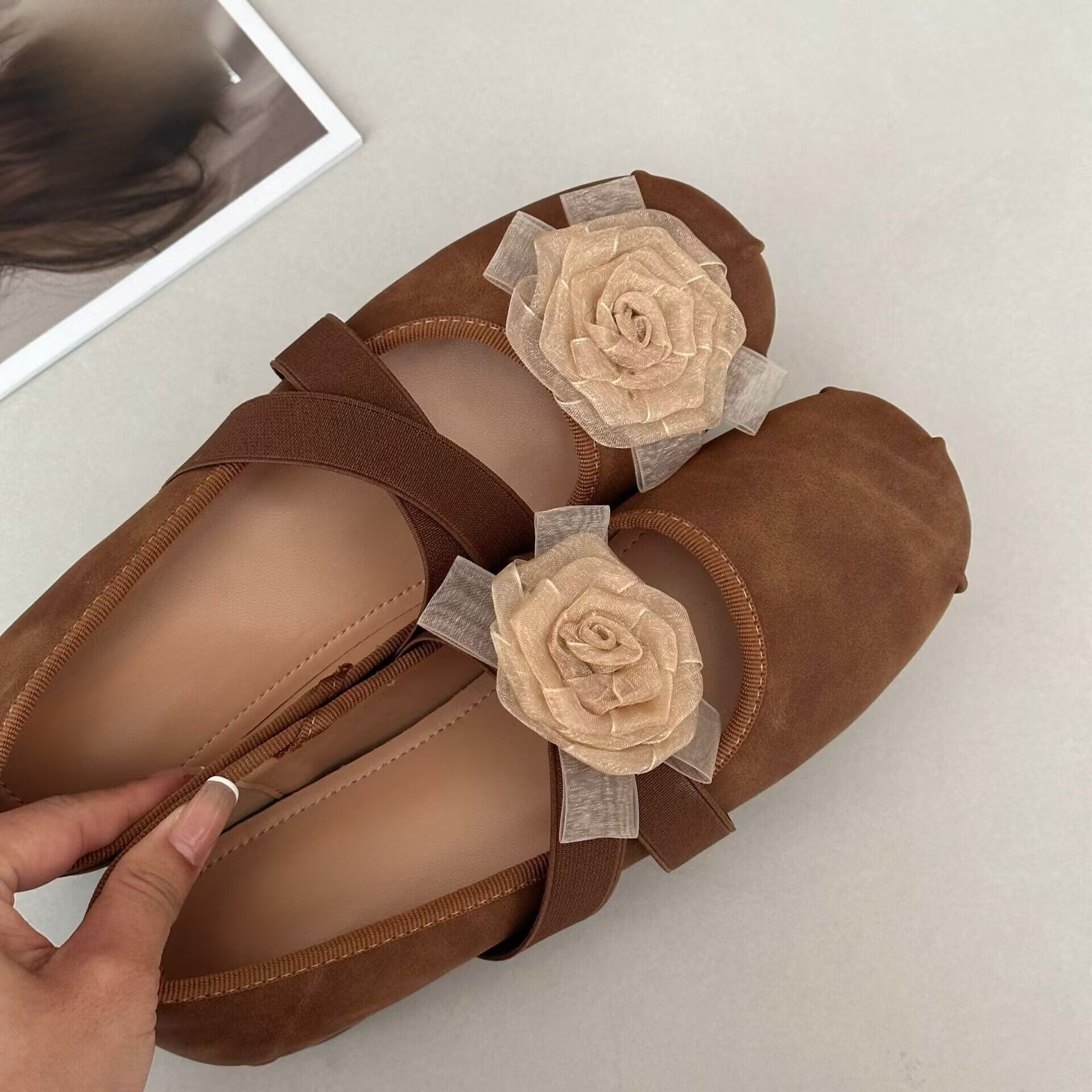 便利で快適なインヒール付きレトロクロスストラップパンプス