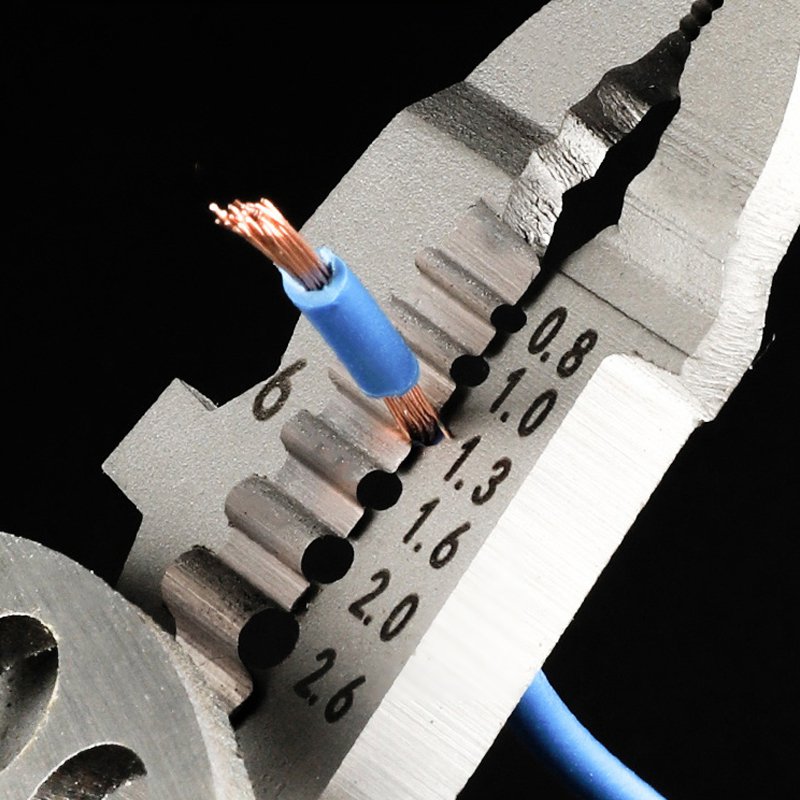Detachable multifunctional turntable wire stripping pliers