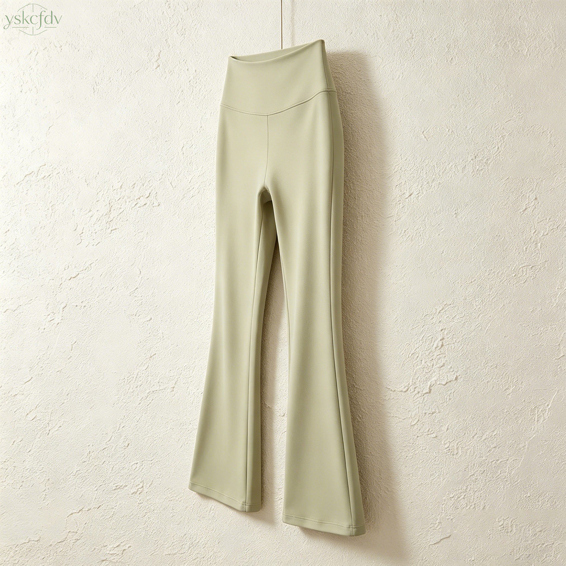 スリムフィットのストレッチフレアパンツ