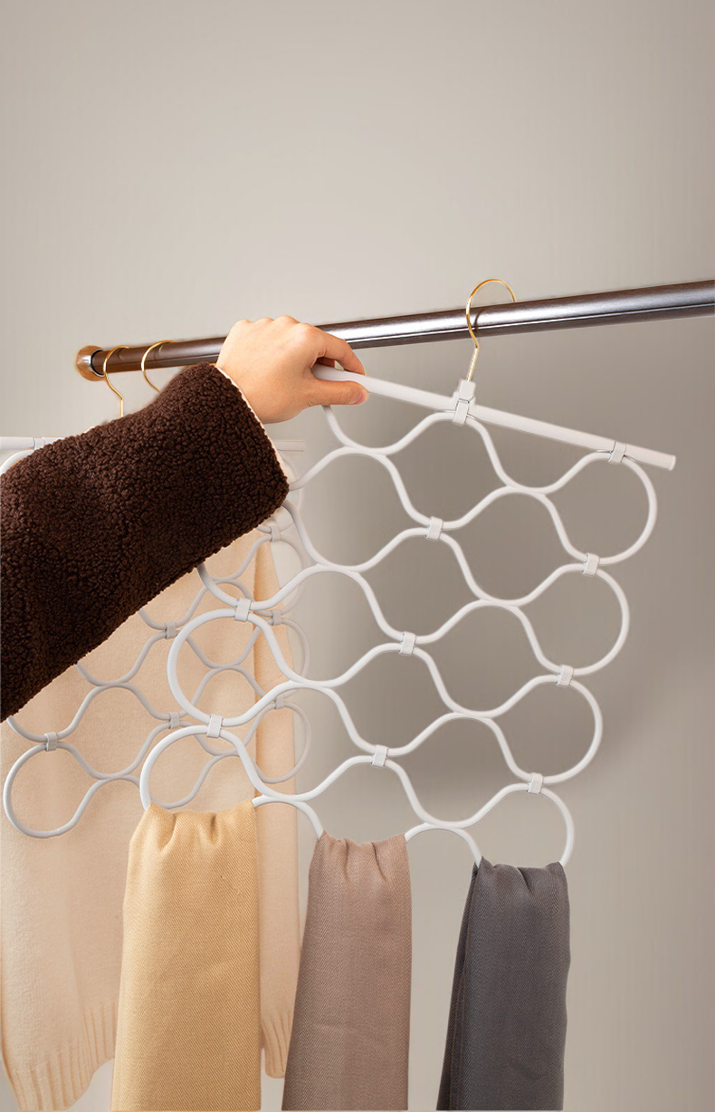 省スペース設計の多機能マフラー収納ハンガー