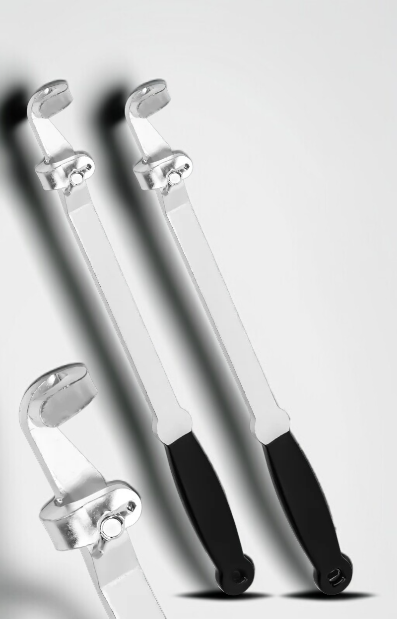 차량 수리 작업 중 공구 활용 모습