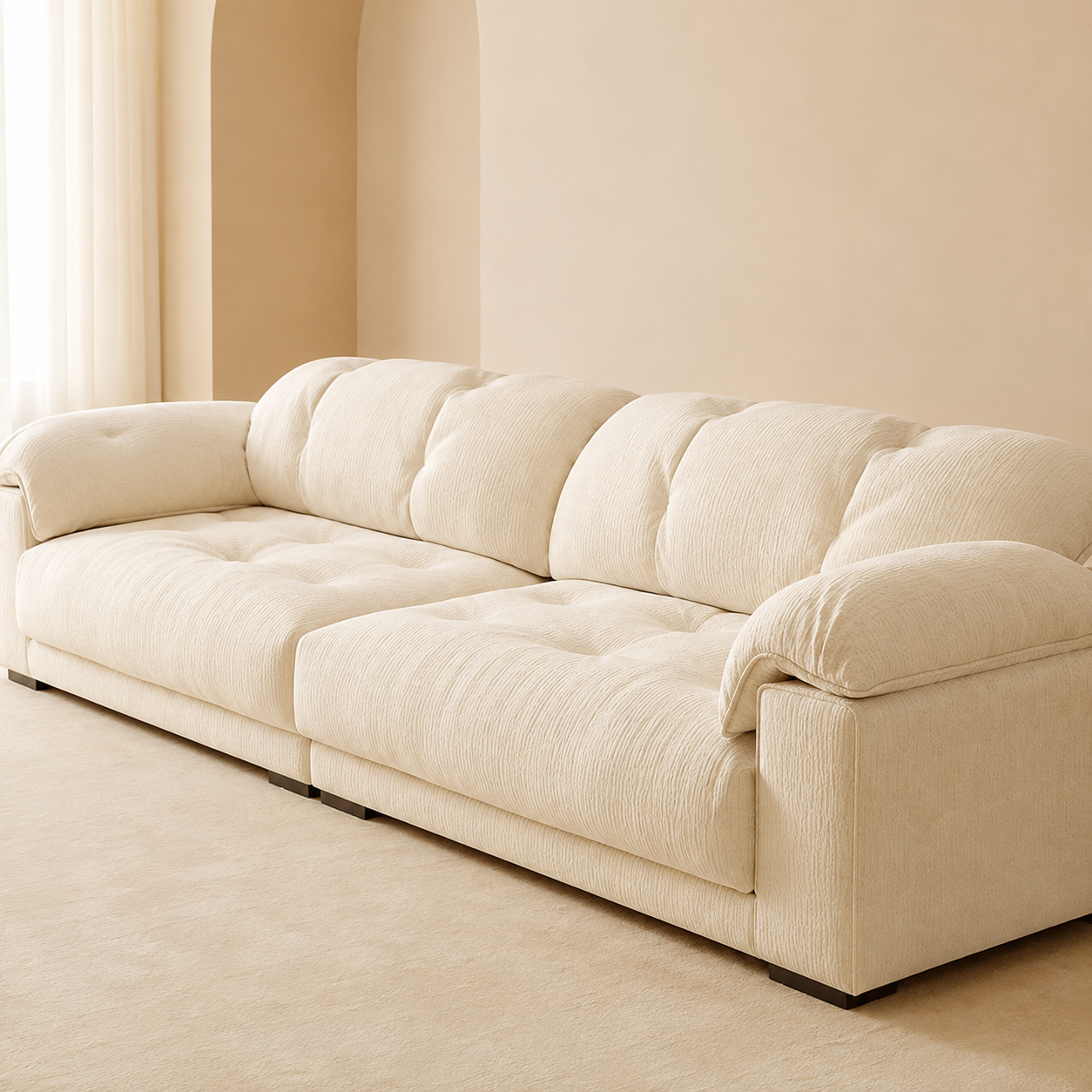 Bequemes cremefarbenes Komfortsofa für stilvolle Wohnbereiche