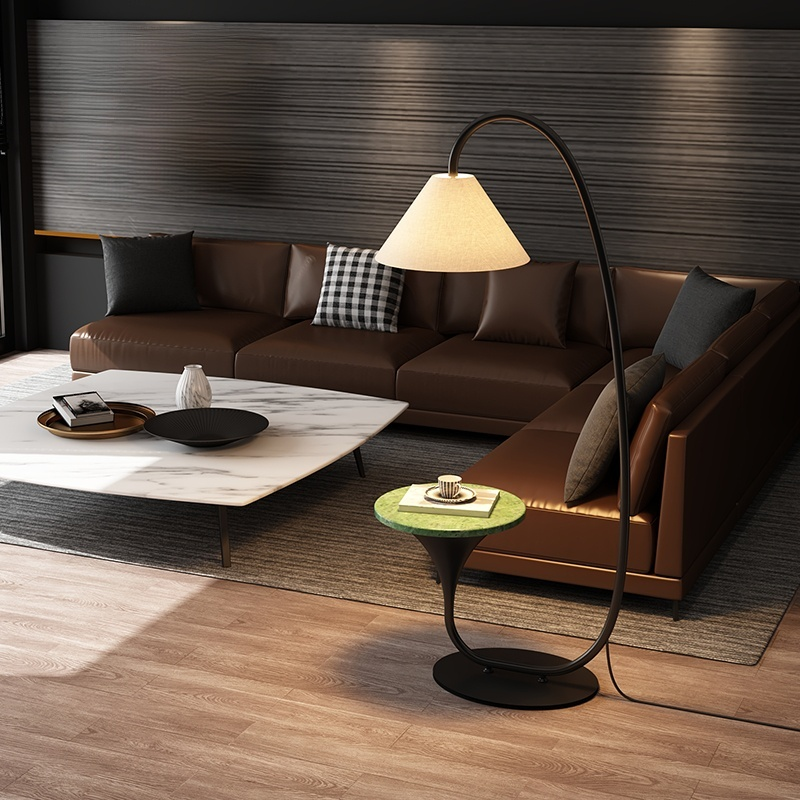 ミニマリストデザインのフロアランプ