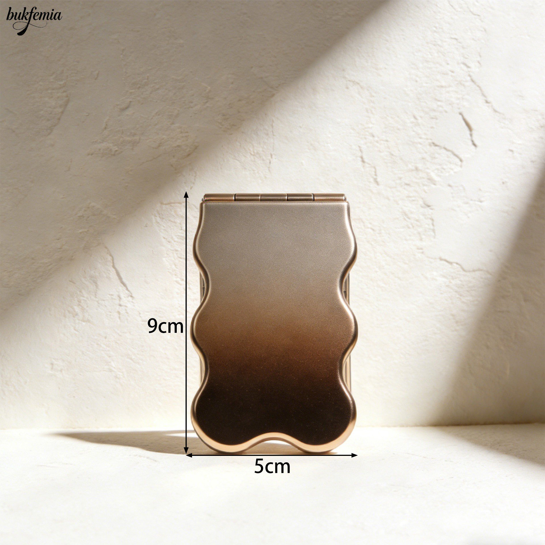 Lightweight folding vanity mirror for daily use