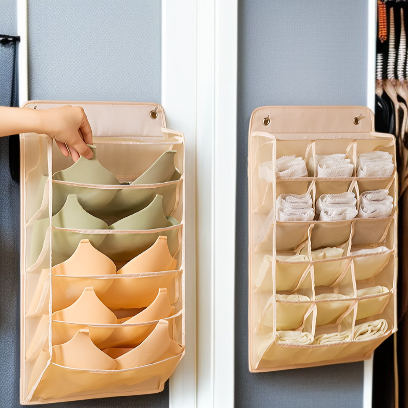 ドア背面に取り付けた収納バッグの使用例