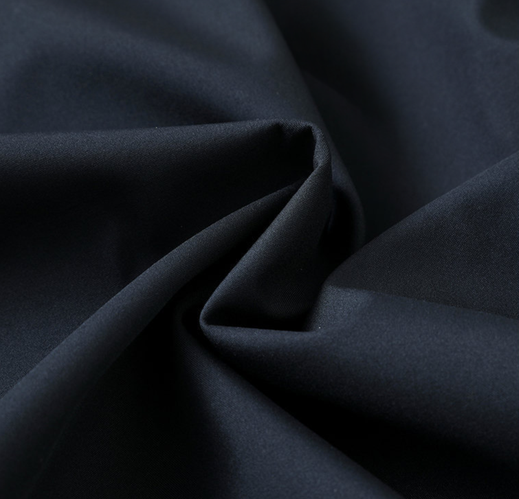 방풍 기능이 강조된 겨울용 재킷 디테일