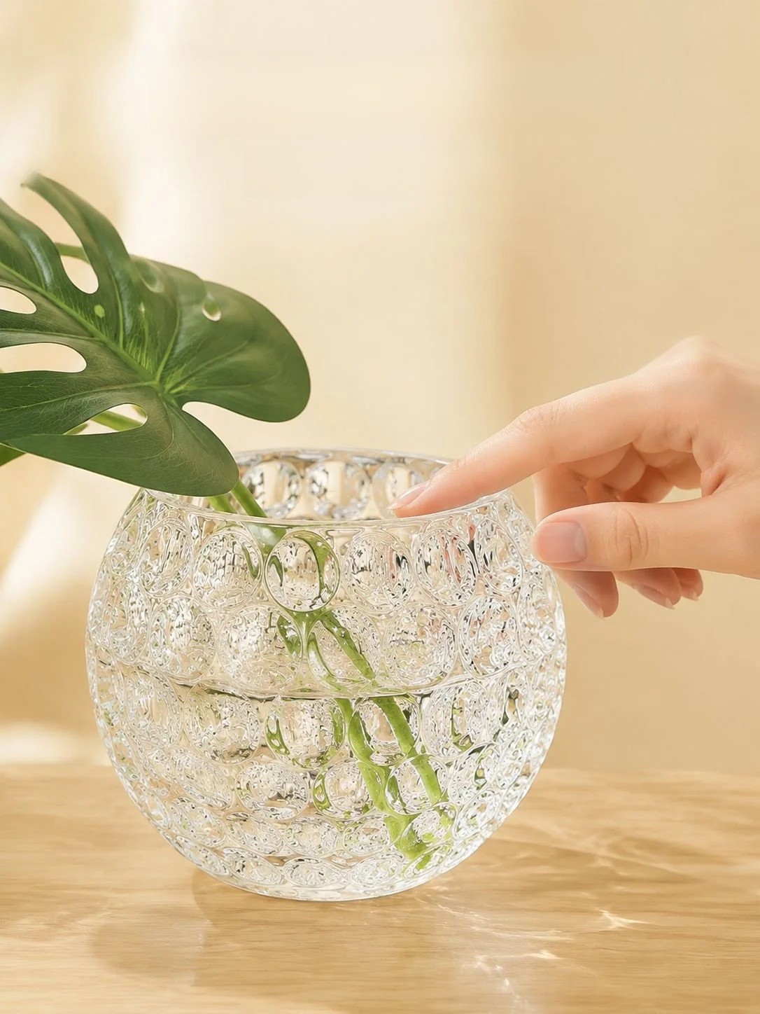 Decoración moderna con florero de vidrio
