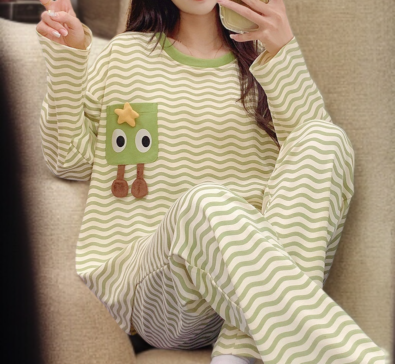 여성 쿠션 잠옷 세트 착용 샷