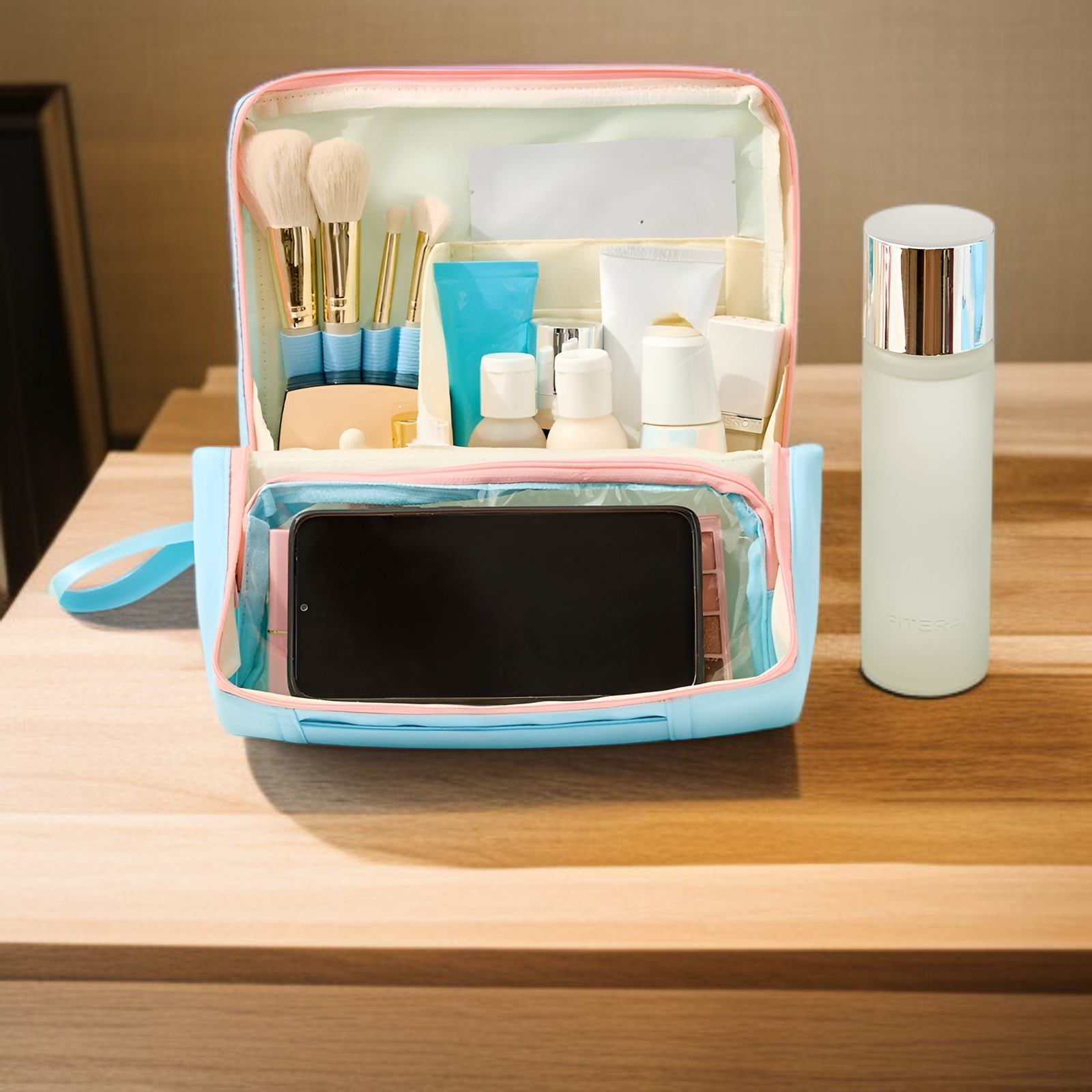 Bolsa de maquillaje abierta mostrando espacio interior