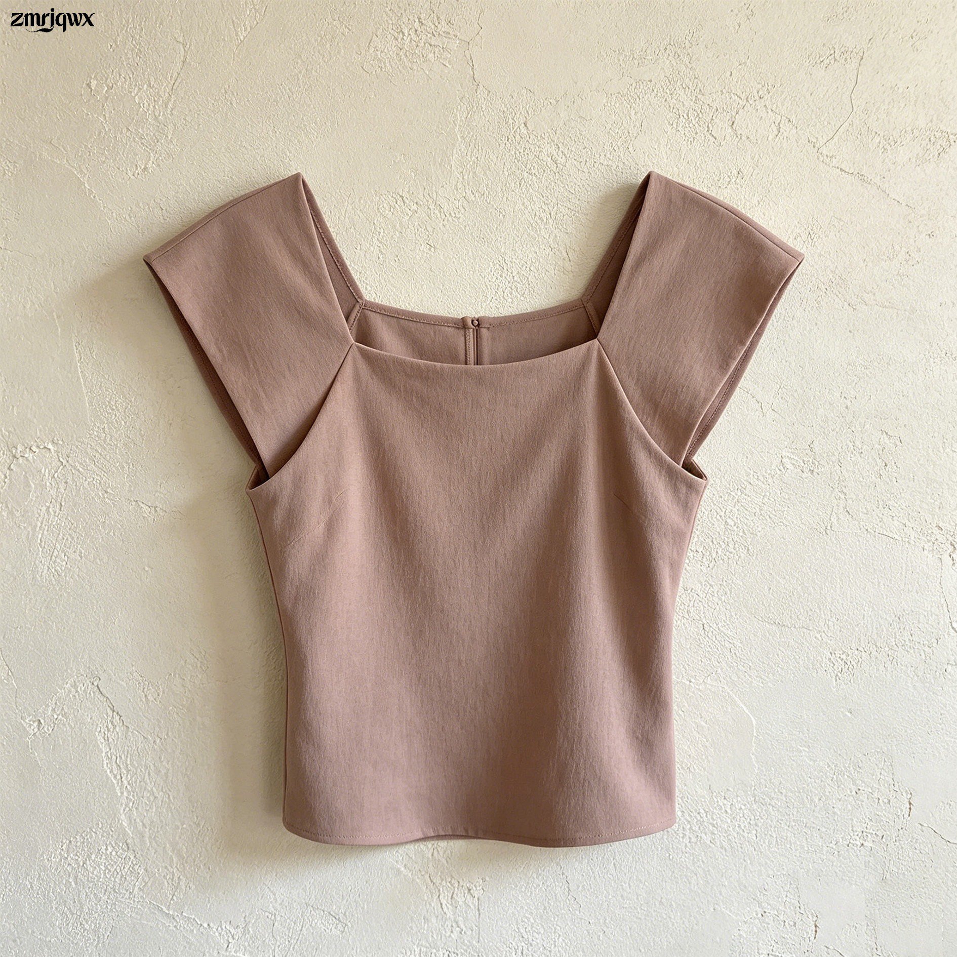 無地のベーシックな半袖Tシャツ