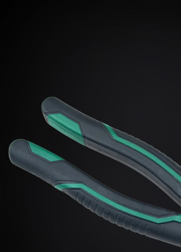 高性能ワイヤーカッターでワイヤーを切断する様子