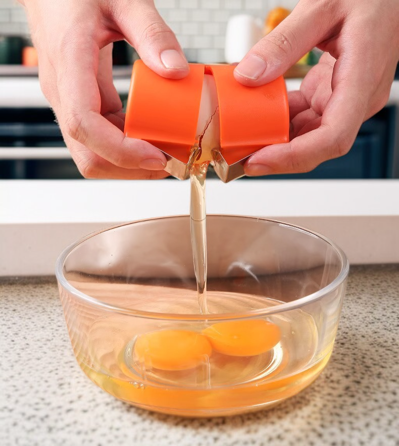 계란 위에 올려진 스테인리스 깨는 도구