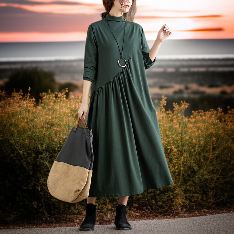 ゆったりシルエットのレディースドレス着用例