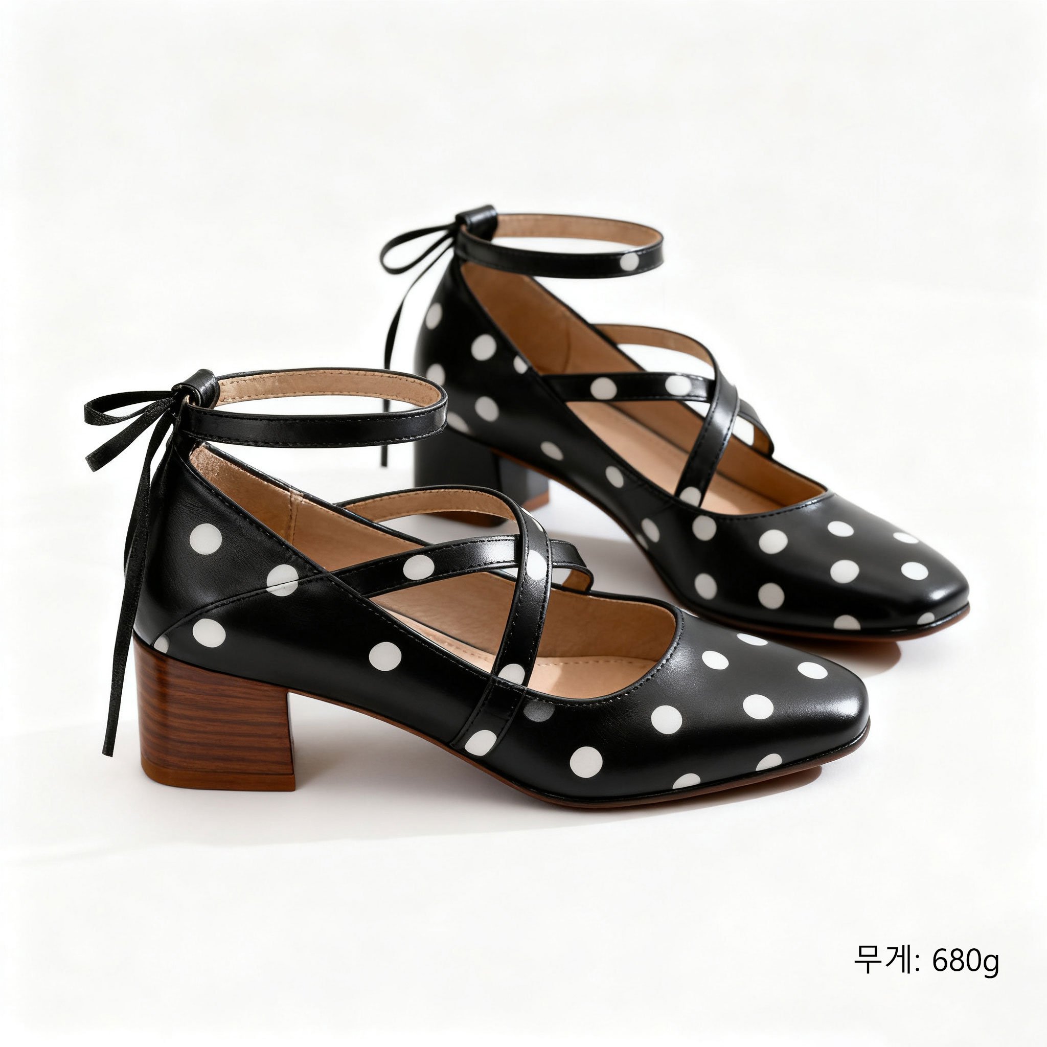 도트 디자인 중굽 여성 가죽 구두 정면 사진