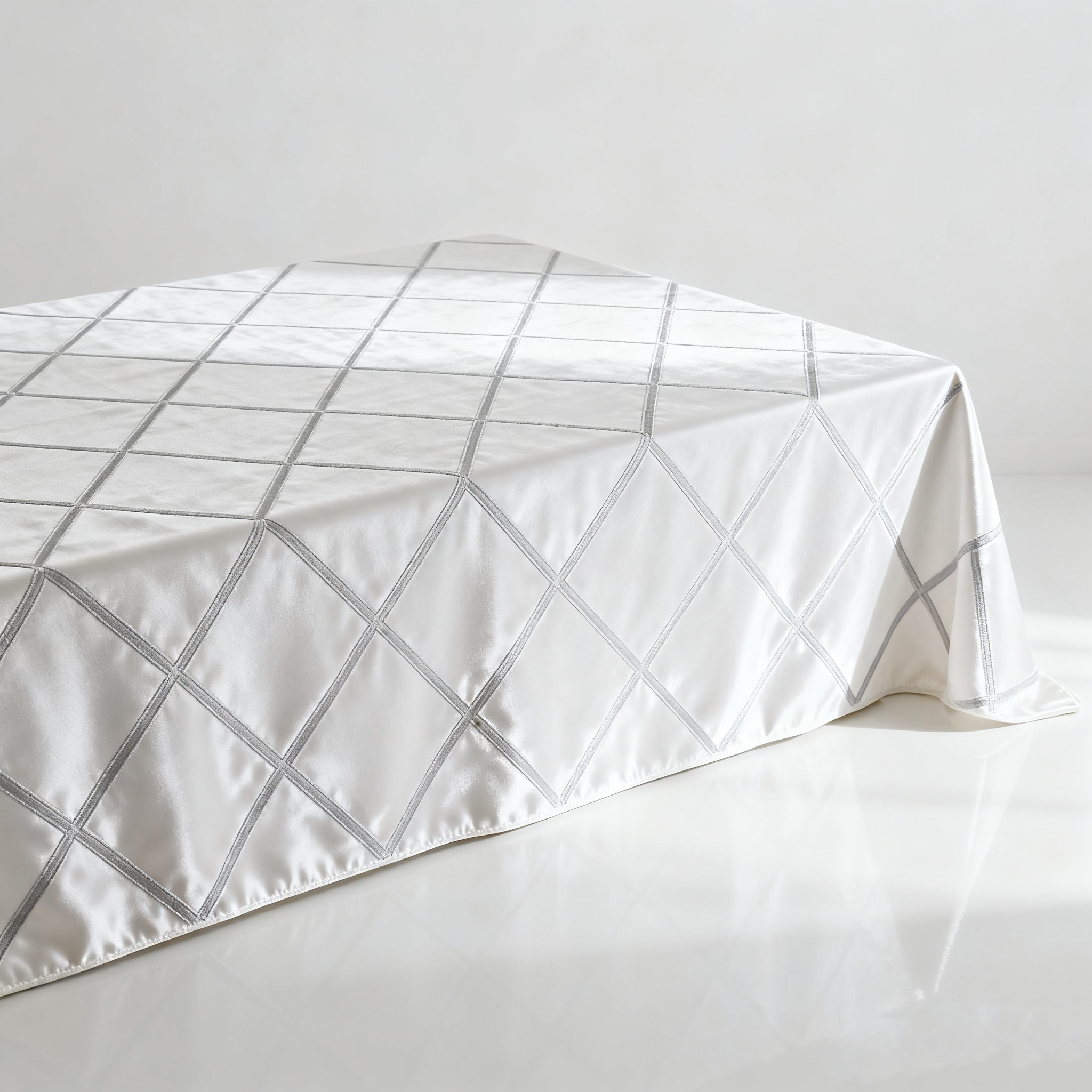 Mantel de mesa blanco con patrón de rombos en comedor moderno