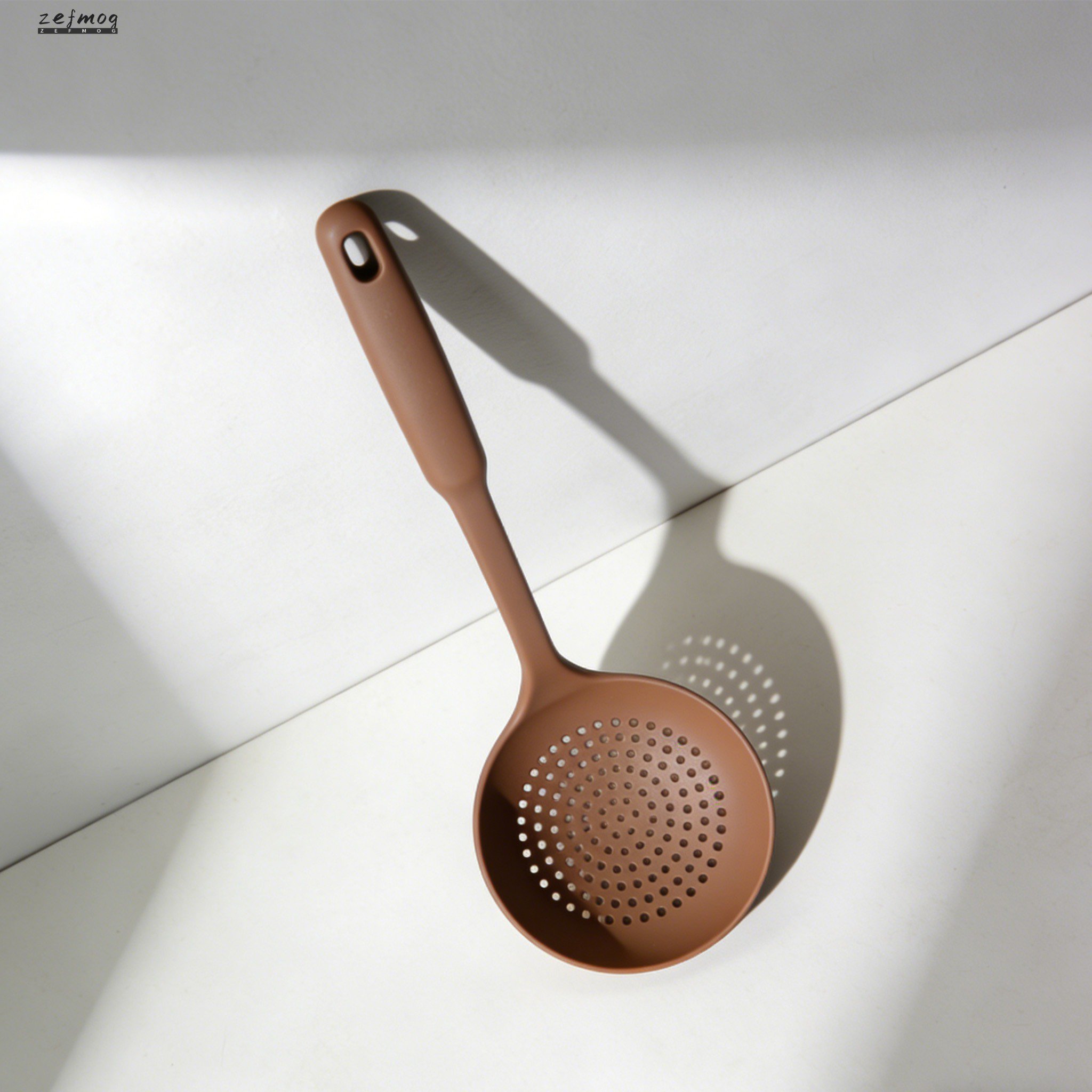 穴あきスプーンでパスタを水切りしている様子