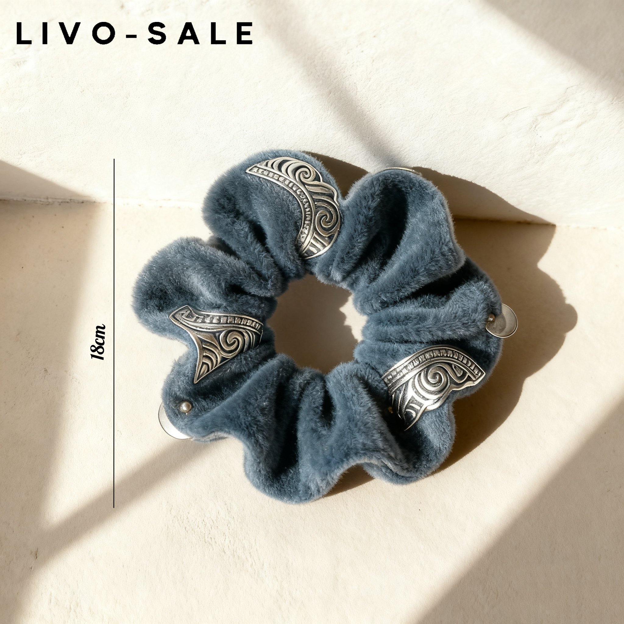 여성이 벨벳 머리끈을 착용한 모습