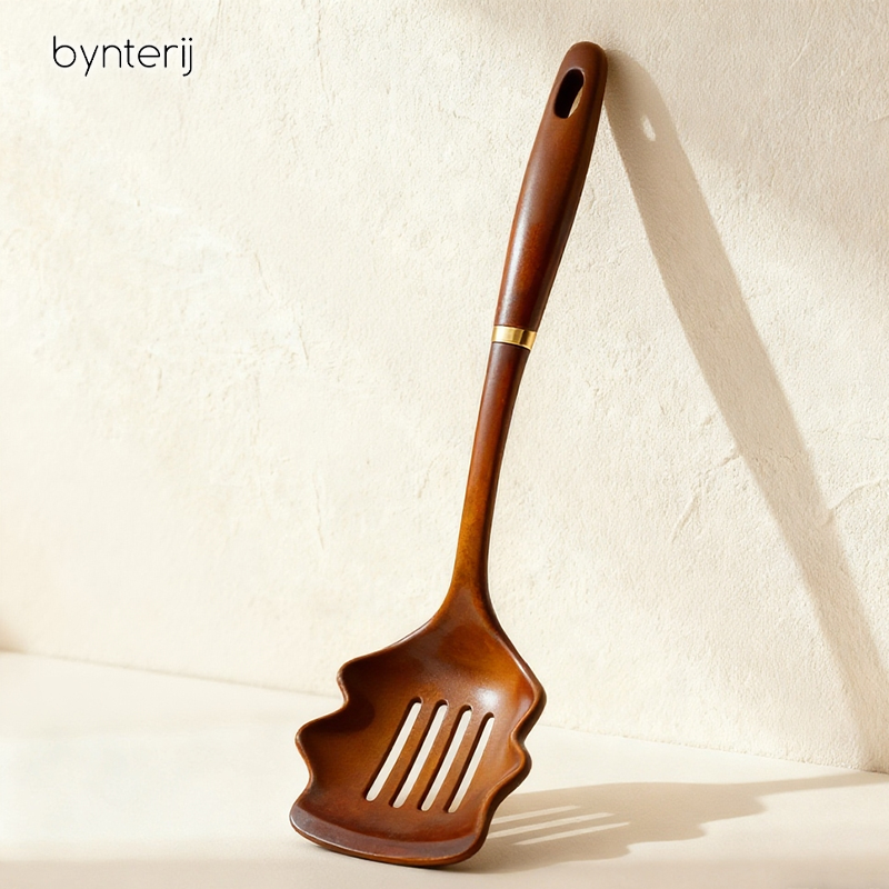 ตะหลิวพิเศษสำหรับทอดไข่และผัดผักในครัว