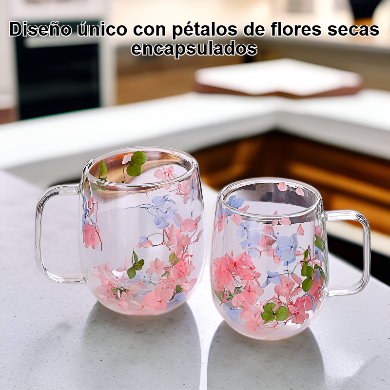 Taza de café de lava aislada y resistente al calor con pétalos de flores secas