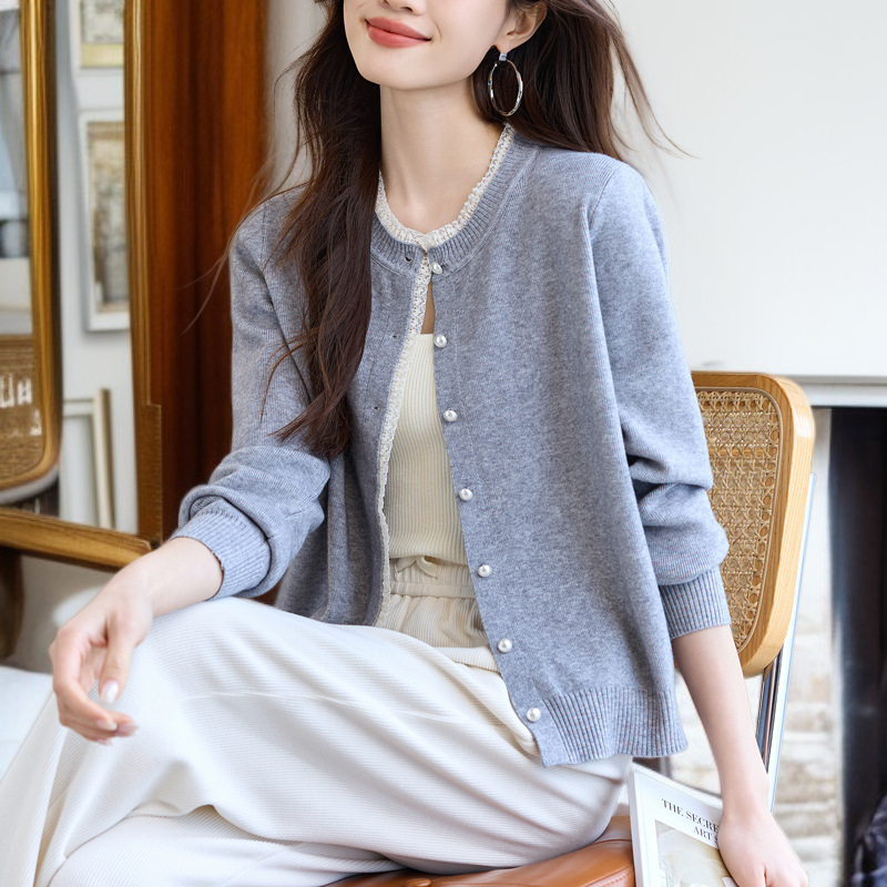 레이스 디테일이 돋보이는 긴팔 니트 가디건