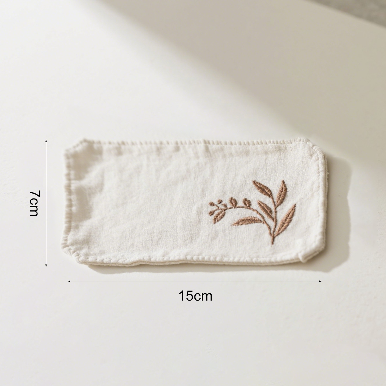 Detalle del bordado en pañuelo de algodón