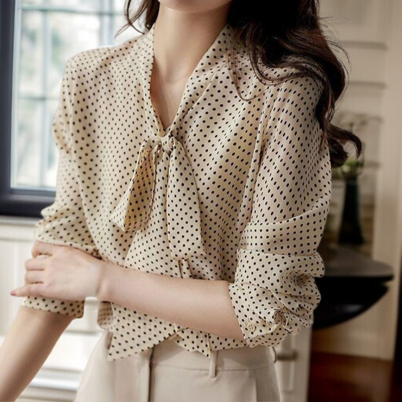 修身剪裁女士波點長袖襯衫背面