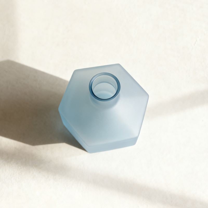 モダンなインテリアに合う透明ガラス花瓶